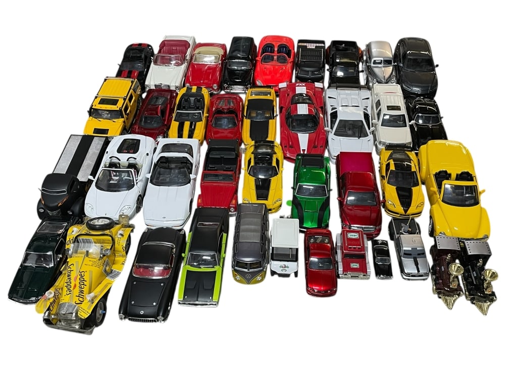 LARGE ASSORTMENT OF DIE-CAST MODEL CARS & VEHICLES: LARGE ASSORTMENT OF DIE-CAST MODEL CARS AND VEHICLES -Condition varies by car but overall good pre owned condition -This extensive mixed lot features a large assortment of die-cast model cars and vehi