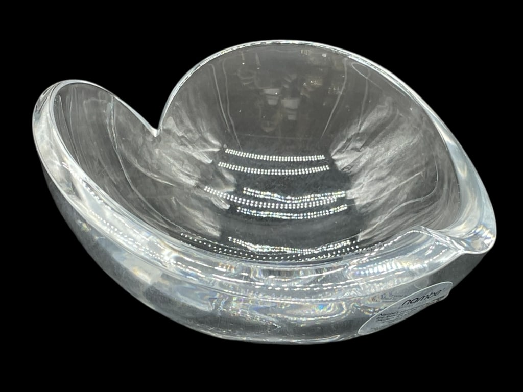 NAMBE GLASS HEART BOWL 5.5": NAMBE GLASS HEART BOWL 5.5" -Very good pre owned condition -Approx 3"h x 5.5"w -This is a contemporary and elegant heart-shaped bowl from the renowned design company, Nambé. Known for their collabora