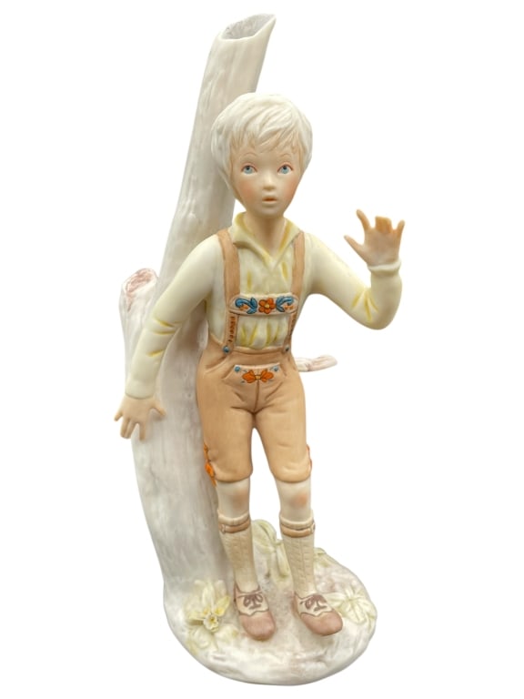 CYBIS HANSEL PORCELAIN FIGURINE 9": CYBIS HANSEL PORCELAIN FIGURINE 9" -Very good pre owned condition -Approx 9" x 4" -This collectible piece depicts Hansel in traditional Bavarian-style attire with soft pastel tones, intricate detailin