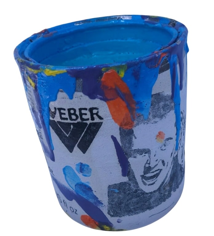 RAY GROSS TURQUOISE CAN SCULPTURE 7.5": A STRIKING CONTEMPORARY PIECE BY RENOWNED ARTIST RAY GROSS, THIS TURQUOISE CAN SCULPTURE SHOWCASES HIS SIGNATURE BLEND OF POP ART AND FINE CRAFTSMANSHIP. MADE OF HIGH-QUALITY PORCELAIN, THE CAN FEATUR