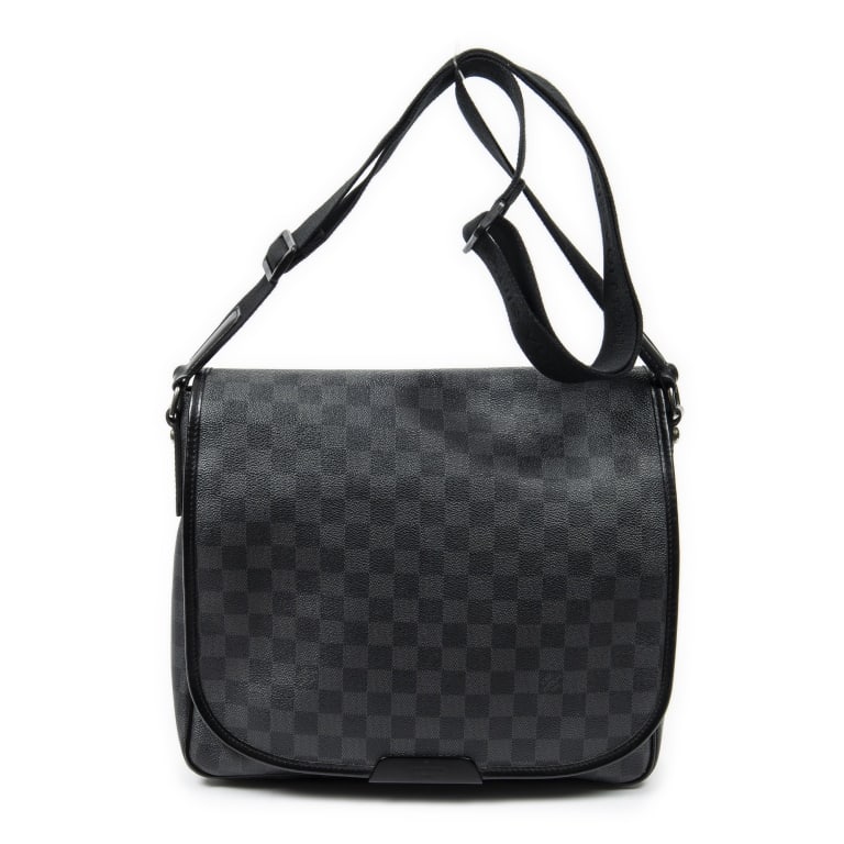 LOUIS VUITTON DANIEL MM DAMIER GRAPHITE CROSSBODY: Louis Vuitton Daniel MM Black/Grey Damier Graphite Silver Brass * COLOR: Black/Grey * PRODUCTION CODE: SP2099 (29th week of 2009) * INCLUDED: None 33*29*6cm * CONDITION: A * (3cm = 1inch approximately