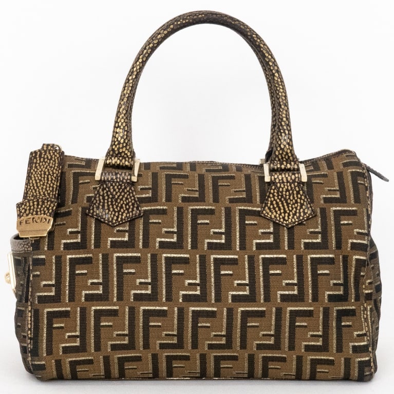 FENDI CHEF BOSTON BROWN ZUCCA CANVAS HANDBAG: Fendi Chef Boston Brown Zucca Canvas Gold * COLOR: Brown * PRODUCTION CODE: 8BL104-FQD 119-2550 * INCLUDED: None 28*18*16cm * CONDITION: A * (3cm = 1inch approximately) * Luxury bags are kept