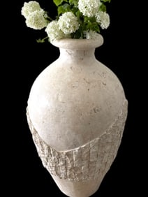 TESSELLATED STONE FLOOR VASE / URN W ARRANGEMENT