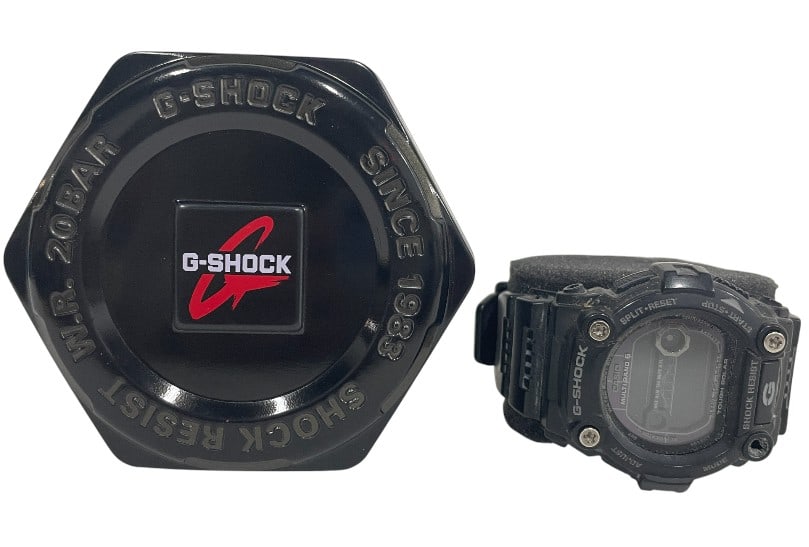 CASIO G-SHOCK DIGITAL WRISTWATCH W TIN BOX: CASIO G-SHOCK DIGITAL WRISTWATCH WITH ORIGINAL PRESENTATION TIN -Good pre owned condition, untested (see photos) -Comes with original tin box -Durable Casio G-Shock digital wristwatch featuring a blac