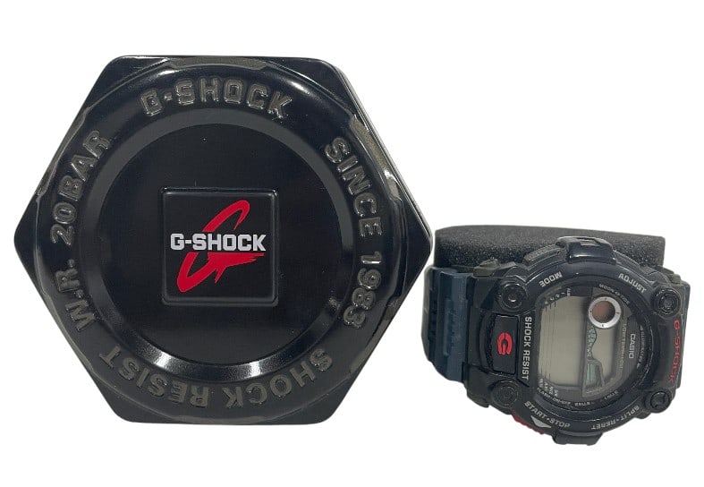 CASIO G-SHOCK DIGITAL WRISTWATCH W TIN BOX: CASIO G-SHOCK DIGITAL WRISTWATCH WITH ORIGINAL PRESENTATION TIN -Good pre owned condition, untested (see photos) -Comes with original tin box -Classic Casio G-Shock digital wristwatch featuring a rugg