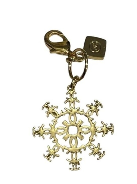 CHANEL GOLD TONE SNOWFLAKE CHARM DANGLE PENDANT: - Genuine Chanel Beaute Charm - Could be used as a key charm or added to a necklace as a pendant - Buy two and make earrings! - New condition, never used, has a small cc charm as well - Lobster Claw m
