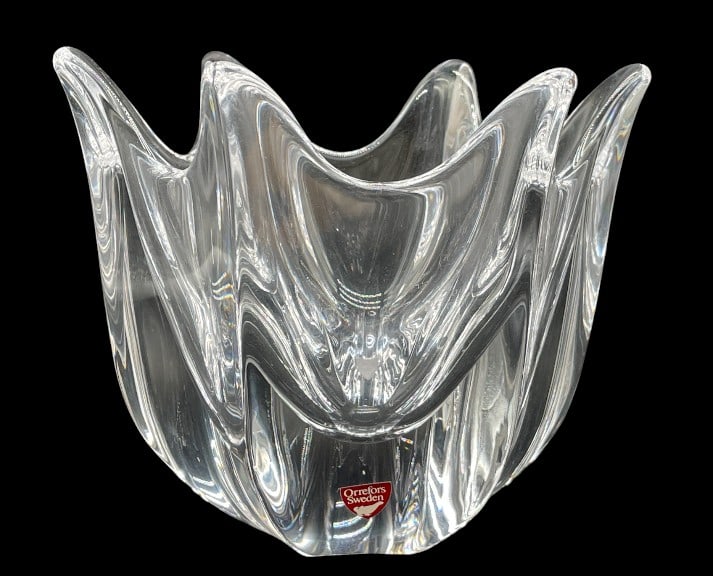 ORREFORS SWEDEN ART GLASS SCULPTURAL BOWL 5": ORREFORS SWEDEN ART GLASS SCULPTURAL BOWL 5" -Very good pre owned condition -Approx 5"h x 5"w -Elegant Orrefors Sweden clear crystal art glass bowl featuring a dramatic sculptural form with deeply con