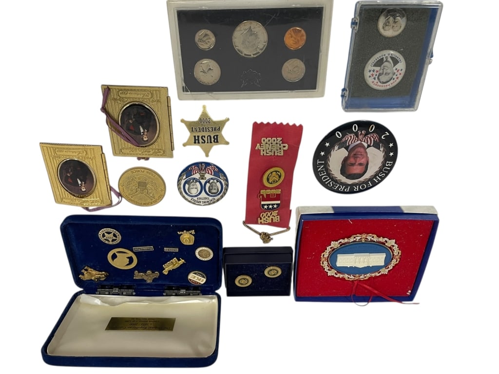 PRESIDENTIAL & UNITED STATES POLITICAL MEMORABILIA: MIXED PRESIDENTIAL & UNITED STATES POLITICAL MEMORABILIA GROUP -Mixed lot of United States political and presidential memorabilia featuring a strong Bush for President 2000 campaign presence alongside