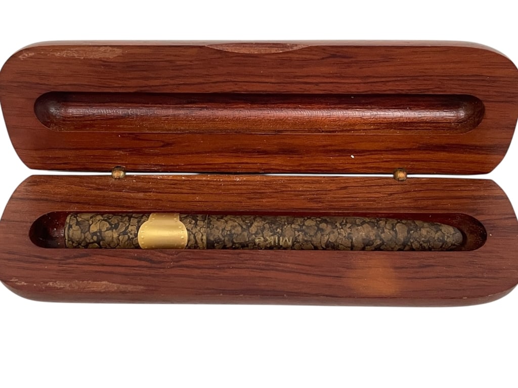CIGAR PEN IN WOODEN CASE: CIGAR-STYLE PEN IN WOODEN PRESENTATION CASE -Decorative cigar-style writing instrument designed to resemble a traditional cigar, featuring a mottled brown wrapper-style finish with gold-tone band deta
