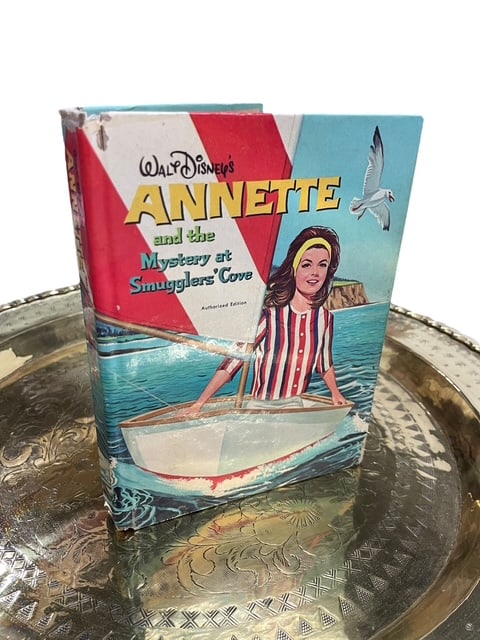 WALT DISNEY ANNETTE MYSTERY SMUGGLERS COVE BOOK: - Third book in the Walt Disney's Annette Series - Authorized production by WD - Vintage and rare and in good condition - Some signs of storage/aging please see all photos for details msn By bidding o