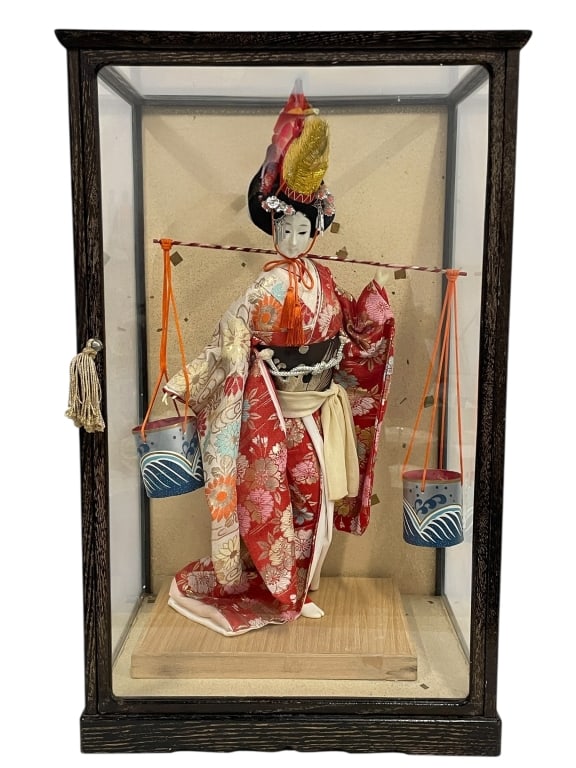 VINTAGE JAPANESE GEISHA DOLL IN GLASS CASE (1 of 5)