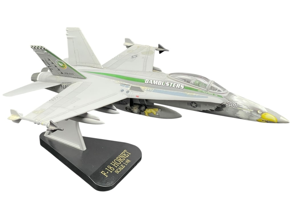 F18 HORNET MILITARY AIRCRAFT DISPLAY MODEL 1:48 (1 of 5)
