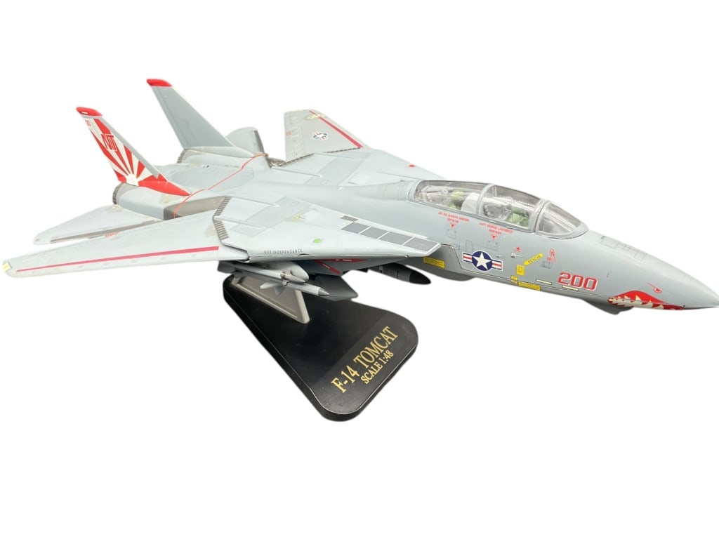 F-14 TOMCAT MILITARY AIRCRAFT DISPLAY MODEL 1:48 (1 of 5)