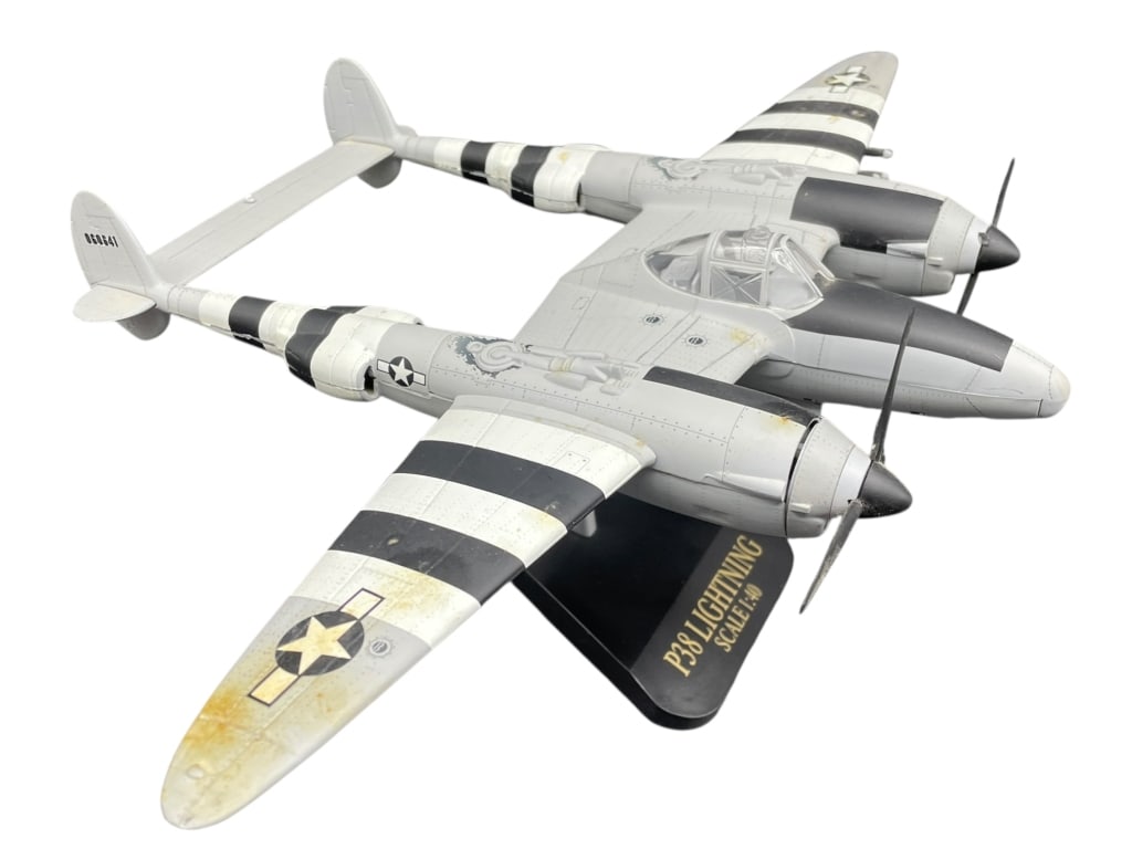 P-38 LIGHTNING WWII MILITARY AIRCRAFT MODEL 1:48 (1 of 5)