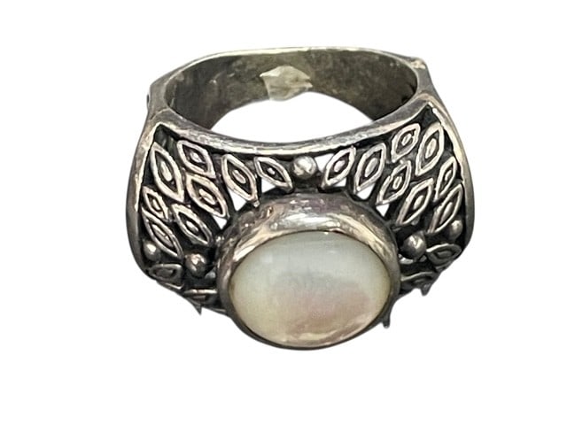 NAVAJO STERLING SILVER MOTHER PEARL INSET RING 9: *For ALTERNATIVE SHIPPING QUOTES or local PICKUP details, please visit www.dejavuauctionshipping.com* - Beautiful Navajo made ring with center MOP stone - STerling silver with amazing engraving on the