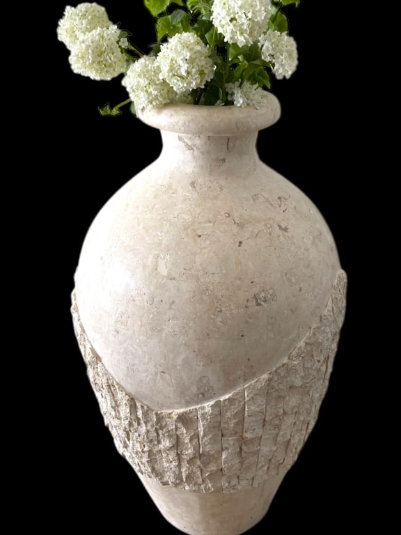 TESSELLATED STONE FLOOR VASE / URN W ARRANGEMENT: ****for competitive shipping options please go to www.dejavuauctionshipping.com -TESSELLATED STONE FLOOR VASE / URN -This oversized Florida coastal style tessellated stone floor vase features a sculpt