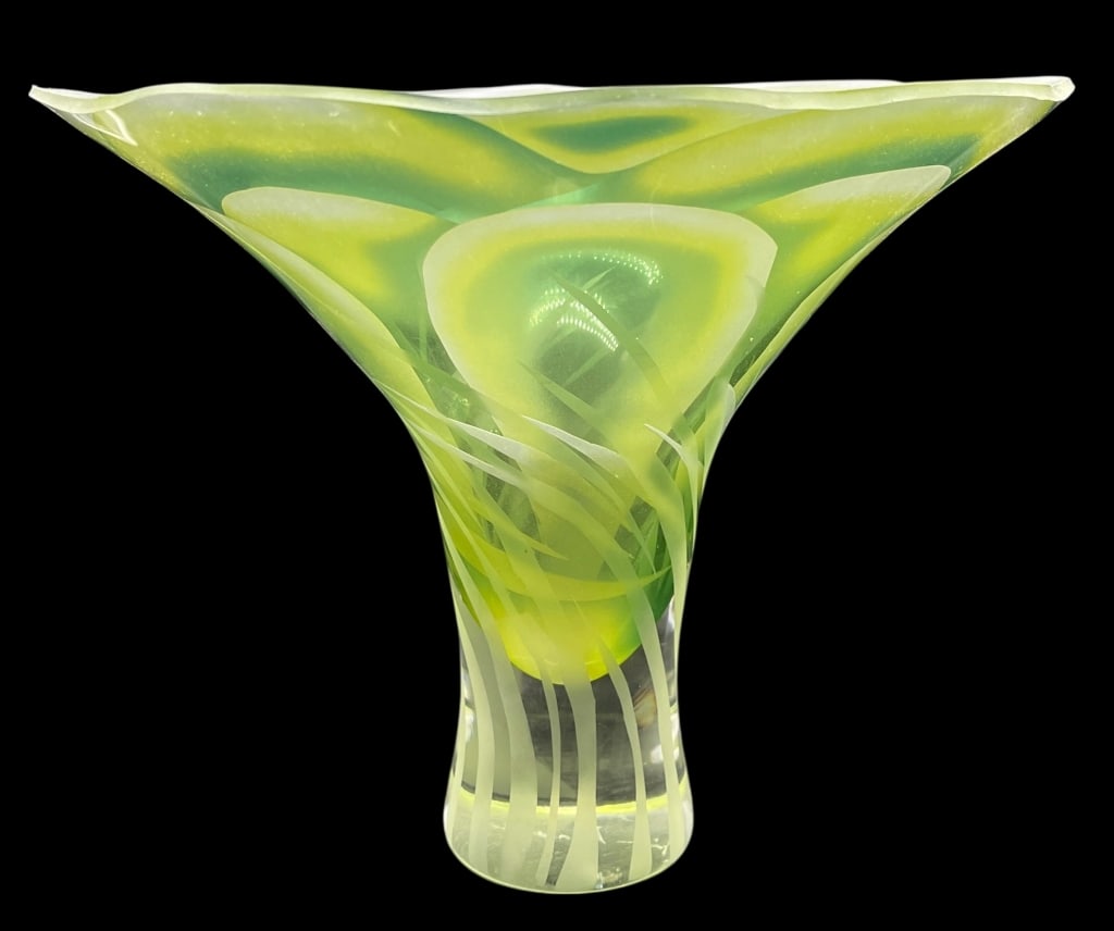 LEO KASSL SIGNED ART GLASS TRUMPET VASE: LEO KASSL SIGNED ART GLASS TRUMPET VASE THIS STRIKING CONTEMPORARY ART GLASS VASE IS A SIGNED WORK BY THE ARTIST LEO KASSL, SHOWCASING AN EXCEPTIONAL USE OF COLOR AND FORM. THE PIECE IS CRAFTED IN A D