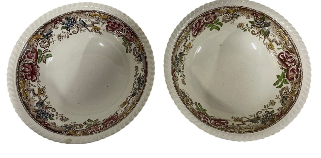PAIR OF VINTAGE JOHNSON BROS DEVONSHIRE SOUP BOWLS: PAIR OF VINTAGE JOHNSON BROS DEVONSHIRE SOUP BOWLS This elegant pair of vintage ironstone soup or pasta bowls features the "Devonshire" pattern by Johnson Bros of England. The bowls are decorated with