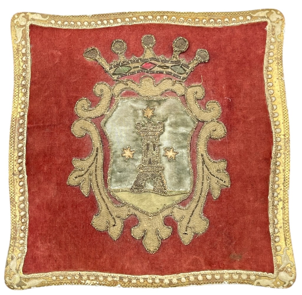 ANTIQUE ITALIAN COAT OF ARMS VELVET JEWELRY BOX: ANTIQUE ITALIAN COAT OF ARMS VELVET JEWELRY BOX THIS EXQUISITE ANTIQUE JEWELRY BOX IS CRAFTED FROM WOOD WITH A GILDED EXTERIOR AND ACCENTED BY RICH RED VELVET PANELS. THE LID FEATURES A STUNNING HAND-