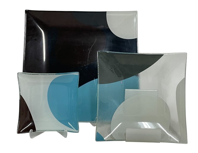 MODERN FUSED GLASS PLATTER AND PLATE GROUPING: MODERN FUSED GLASS PLATTER AND PLATE GROUPING -Very good pre owned condition -3 pieces -Contemporary grouping of fused glass platters and plates featuring a bold modernist design with overlapping geom