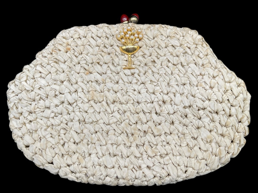 VINTAGE MM MORRIS MOSKOWITZ WOVEN STRAW CLUTCH: VINTAGE MM MORRIS MOSKOWITZ WOVEN STRAW CLUTCHTHIS ELEGANT VINTAGE EVENING CLUTCH BY RENOWNED DESIGNER MORRIS MOSKOWITZ FEATURES A SOPHISTICATED IVORY-WHITE WOVEN STRAW EXTERIOR IN A TEXTURED KNOTTED