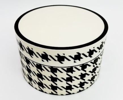 HOUNDSTOOTH B/W ROUND STORAGE BOX 6": *for competitive shipping options please go to www.dejavuauctionshipping.com -HOUNDSTOOTH BLACK & WHITE ROUND DECORATIVE STORAGE BOX 3.5" X 6" APPROX -Chic round decorative storage box featuring a bol