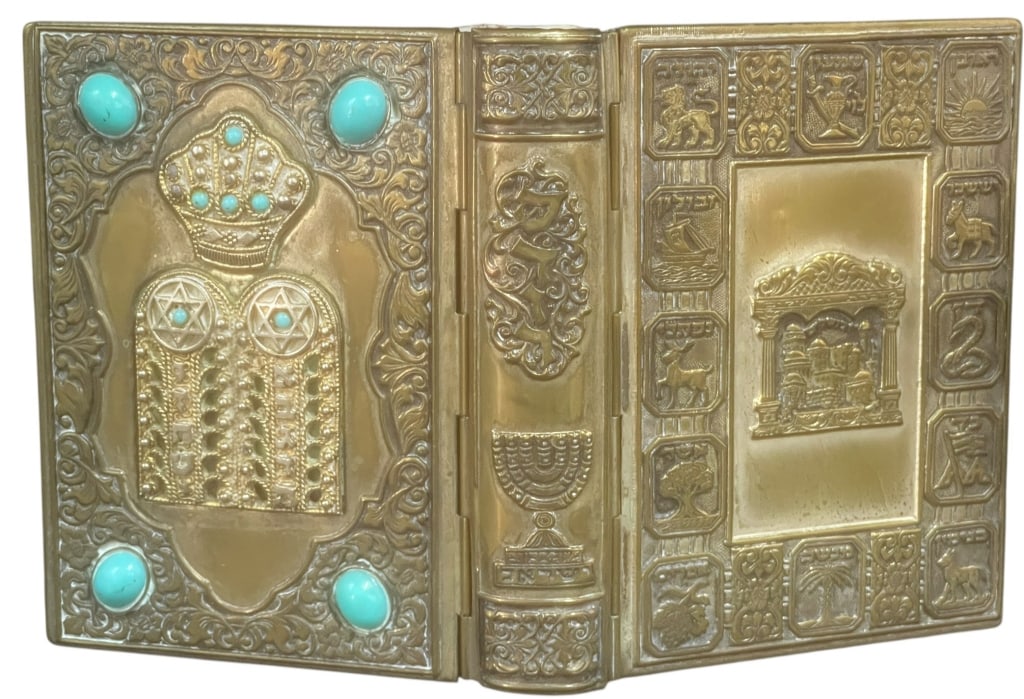 vintage metal-covered Jewish Prayer Book: This item is a vintage metal-covered Jewish Prayer Book (Siddur), typically produced in Israel during the 1960s and 1970s. Key Features Cover Material: The cover is crafted from an ornate metal, often