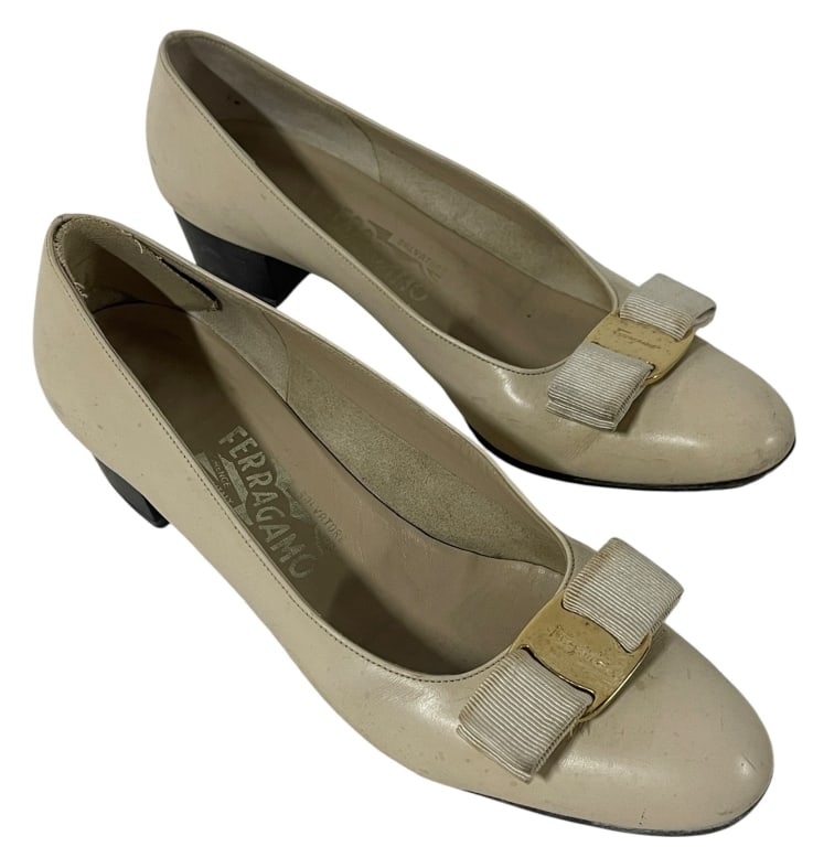 Salvatore Ferragamo Vara pumps 7AA (1 of 6)