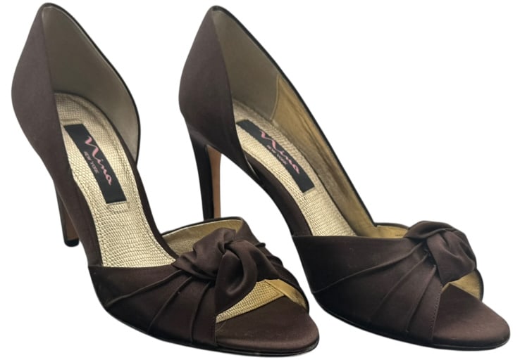 NINA BROWN SATIN OPEN-TOE HEELS SZ 7: ELEGANT AND FEMININE, THESE NINA OPEN-TOE HEELS FEATURE A LUXURIOUS CHOCOLATE BROWN SATIN FINISH WITH GATHERED PLEATS AND A FRONT KNOT ACCENT. THE STYLISH D’ORSAY SILHOUETTE AND MODERATE STILETTO HE