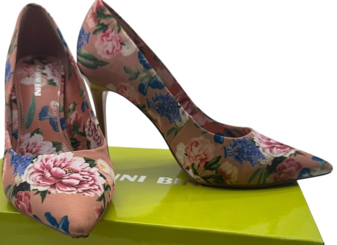 GIANNI BINI FLORAL PRINT POINTED TOES SZ 7: GIANNI BINI FLORAL PRINT POINTED TOES SIZE: 7 BLOOM IN STYLE WITH THESE STUNNING GIANNI BINI FLORAL PRINT PUMPS, DESIGNED TO TURN HEADS. SET ON A CLASSIC POINTED TOE SILHOUETTE, THESE STATEMENT HEELS