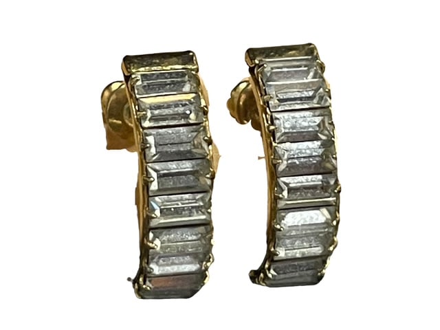 STUNNING CZ CRYSTAL PRINCESS CUT SCALLOP EARRINGS: *For ALTERNATIVE SHIPPING QUOTES or local PICKUP details, please visit www.dejavuauctionshipping.com* Stunning pair of goldtone CZ earrings Princess cut crystals in a line forming a scallop or half mo