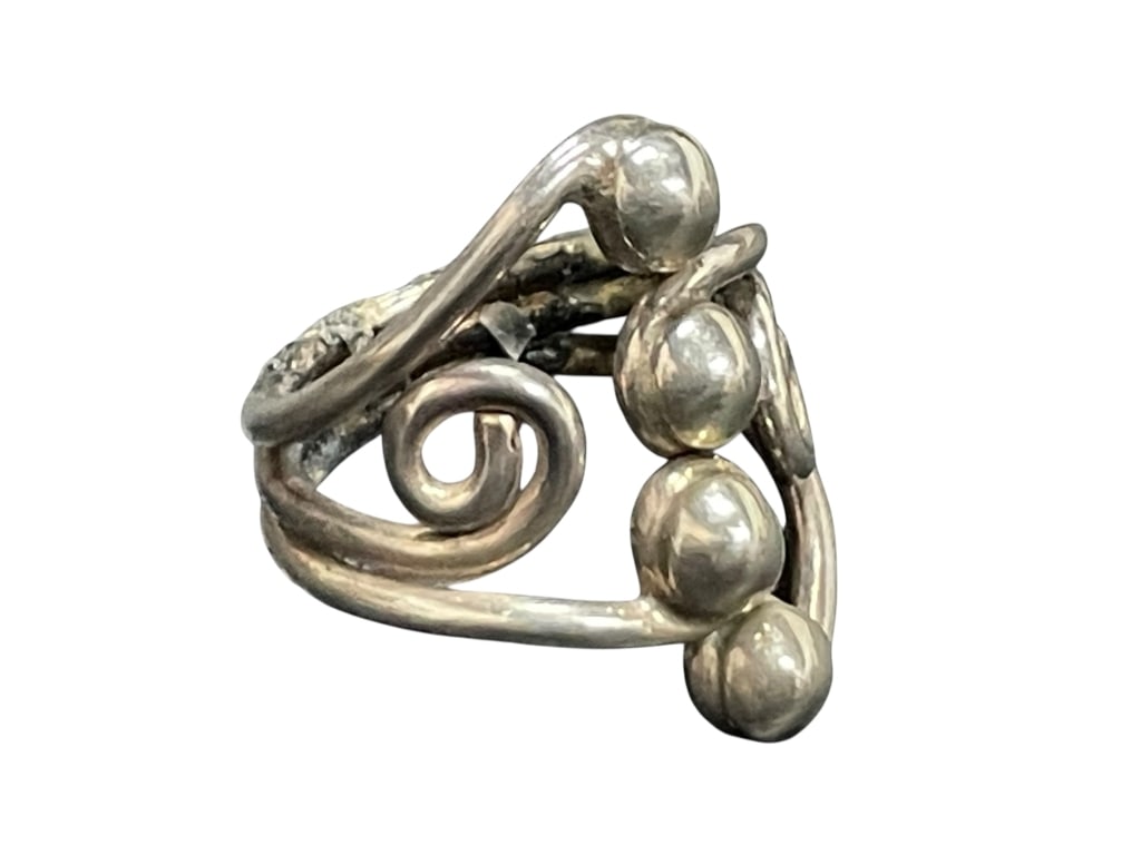 STERLING SILVER DOT COILED ARTISAN MADE RING SZ 7: *For ALTERNATIVE SHIPPING QUOTES or local PICKUP details, please visit www.dejavuauctionshipping.com*Sterling silver artisan crafted ringLovely condition and beautiful styling Raised dot detail with