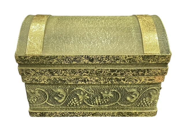 ANTIQUE DESIGNER CARVED SLICED WOOD GOLD GILT BOX: *For ALTERNATIVE SHIPPING QUOTES or local PICKUP details, please visit www.dejavuauctionshipping.com* Gold gilt and pretty olive toned green Super thin wood with delicate intricate carvings Box for tr