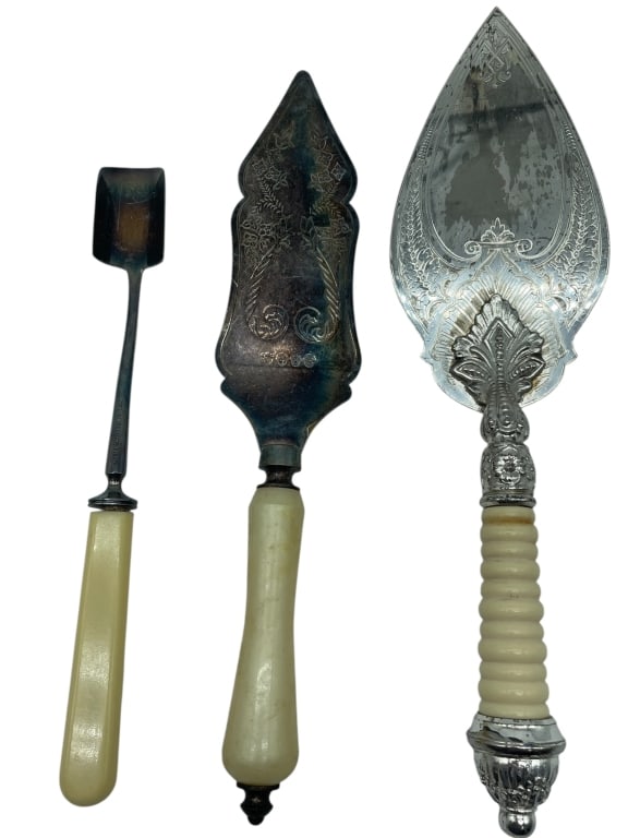 ASSORTED VINTAGE SERVERS WITH BAKELITE HANDLES (1 of 5)