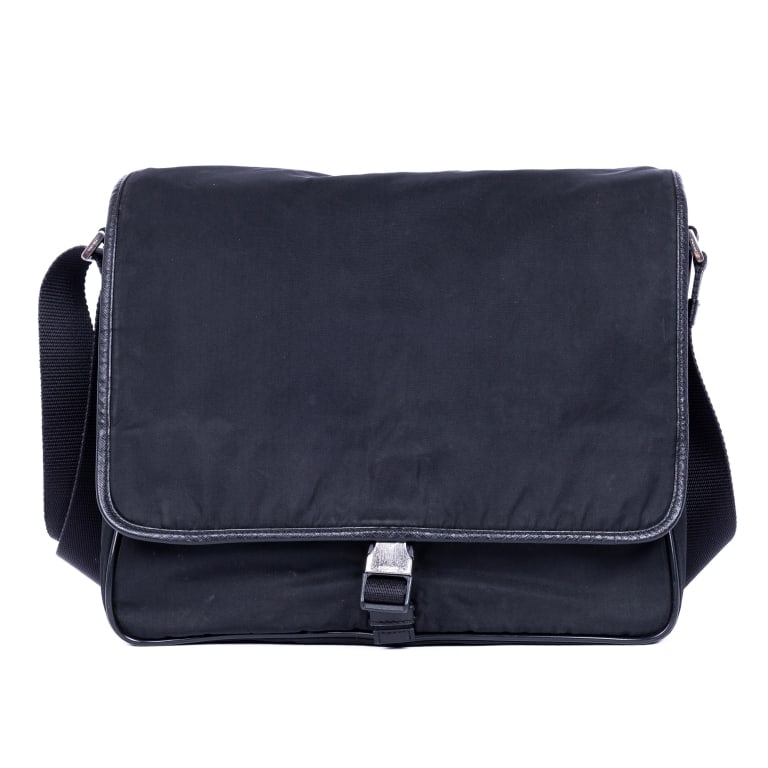PRADA NYLON MENS MESSENGER BLACK NYLON CANVAS: *For ALTERNATIVE SHIPPING QUOTES, please visit www.dejavuauctionshipping.com* Prada Nylon Mens messenger Black Nylon Canvas Silver * COLOR: Black * PRODUCTION CODE: 146 * INCLUDED: None 32*29*12cm * C