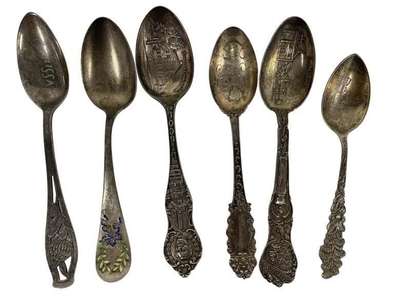 ASSORTED STERLING SILVER SOUVENIR SPOONS 140G: *for competitive shipping options please go to www.dejavuauctionshipping.com -ASSORTED STERLING SILVER SOUVENIR SPOONS – 140G TOTAL WEIGHT -Collection of assorted sterling silver souvenir spoons fea