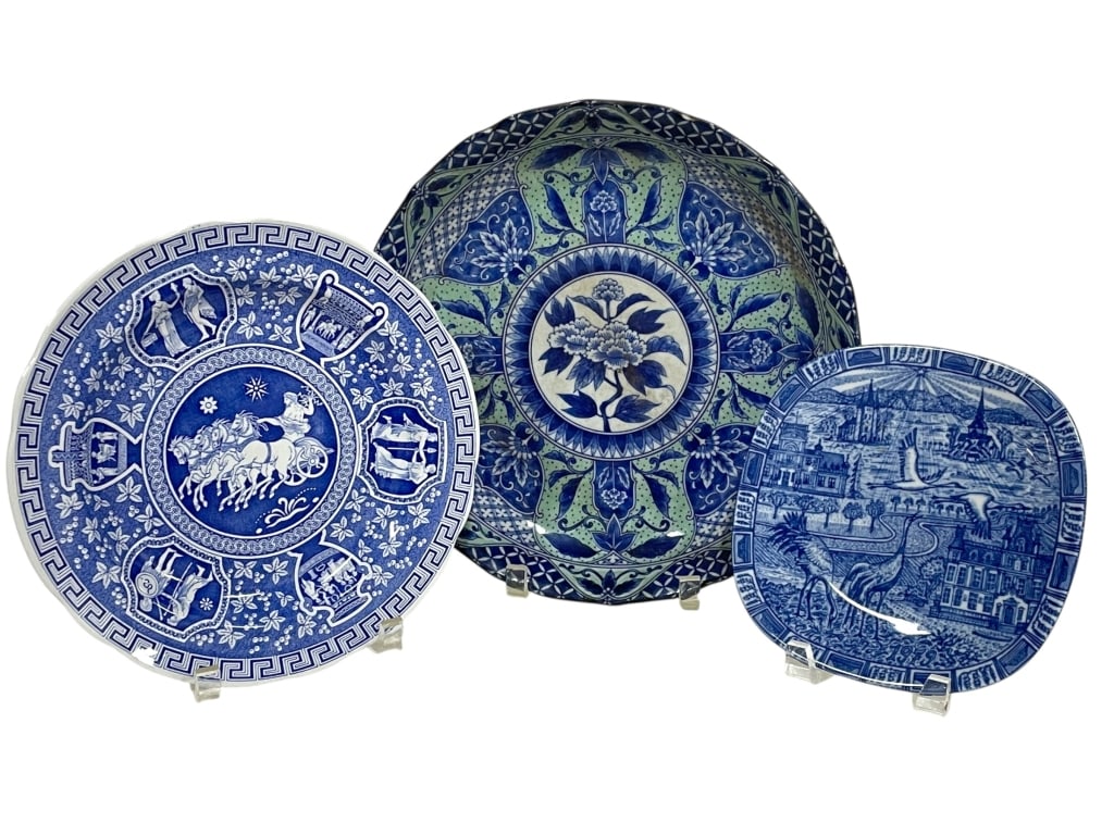SET OF 3 BLUE & WHITE DECORATIVE COLLECTOR PLATES: *for competitive shipping options please go to www.dejavuauctionshipping.com - SET OF 3 BLUE & WHITE DECORATIVE COLLECTOR PLATES INCLUDING SPODE BLUE ROOM “GREEK” AND JULES VERNE 1979 SWEDEN -