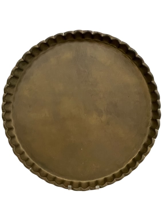 LARGE ROUND BRASS TRAY WITH SCALLOPED EDGE 23": -LARGE ROUND BRASS TRAY WITH SCALLOPED EDGE 1" X 23" APPROX -Substantial round brass tray featuring a classic scalloped or pie-crust edge and warm aged patina. Measuring approximately 23" in diameter