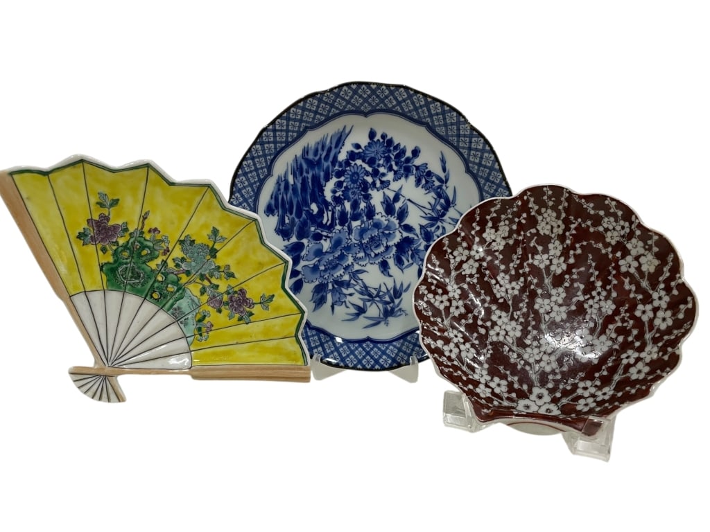 3 CANTON WARE PORCELAIN PLATES JAPAN: *for alternative shipping options please go to www.dejavuauctionshipping.com-GROUP OF THREE DECORATIVE ASIAN JAPAN CANTON WEAR PORCELAIN PLATES INCLUDING FAN FORM-Group of three decorative porcelain