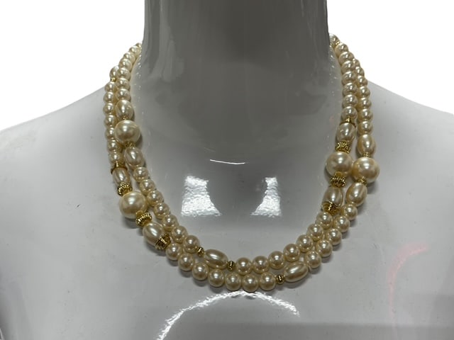 STUNNING VTG 36" STRAND FAUX PEARLS GOLD ACCENTS: *For ALTERNATIVE SHIPPING QUOTES or local PICKUP details, please visit www.dejavuauctionshipping.com* VINTAGE GLAM! - stunning strand of pearl in faux finish on glass beading - gold accents - graduate