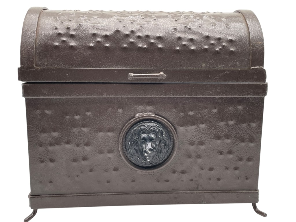 VINTAGE BLACK METAL LIONS HEAD STORAGE BOX 13": VINTAGE BLACK METAL STORAGE BOX WITH A DOMED LID, FEATURING A HAMMERED TEXTURE AND CENTRAL LION'S HEAD MEDALLION DETAIL. THIS DECORATIVE BOX STANDS ON FOUR CURVED FEET AND INCLUDES A SIMPLE LATCH CLOS