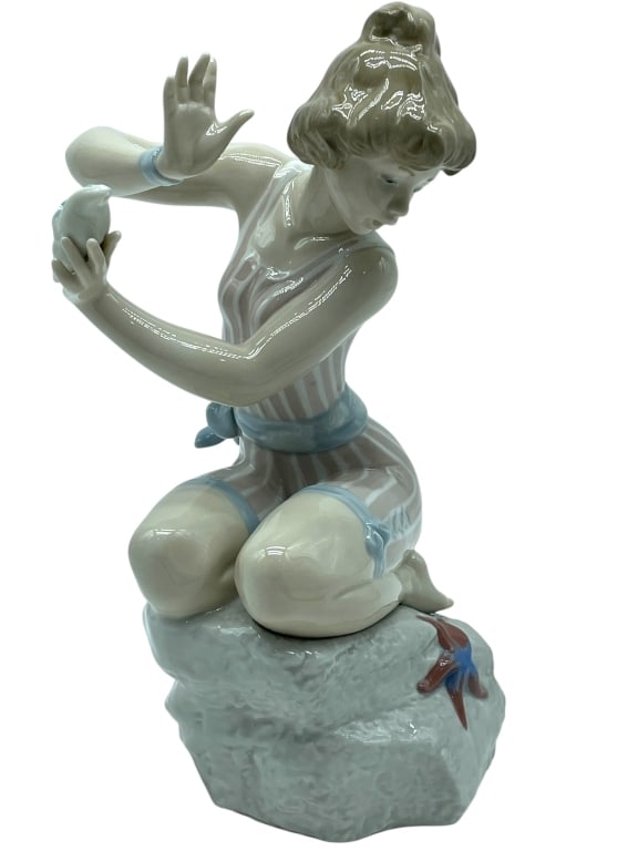 LLADRO SEASIDE GIRL W SEASHELL PORCELAIN FIGURINE (1 of 6)