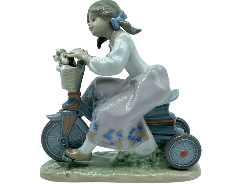 LLADRO TRAVELING IN STYLE PORCELAIN FIGURINE (1 of 7)