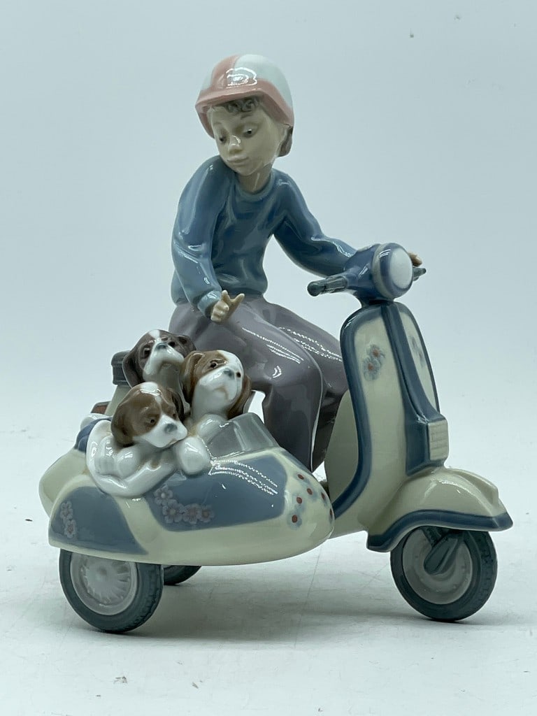 LLADRO VESPA BOY ON SCOOTER FIGURE W BOX (1 of 5)