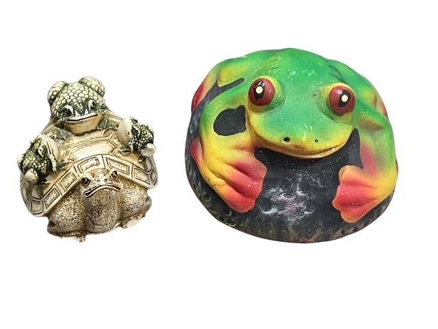 TWO CUTE FROGS HUGGING A STONE TURTLE WITH BABIES (1 of 8)