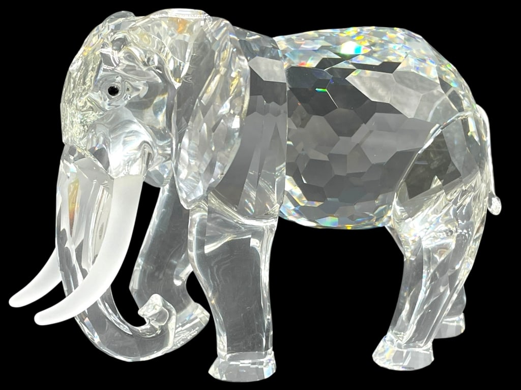 SWAROVSKI CRYSTAL ELEPHANT FIGURINE W BOX 5" (1 of 8)