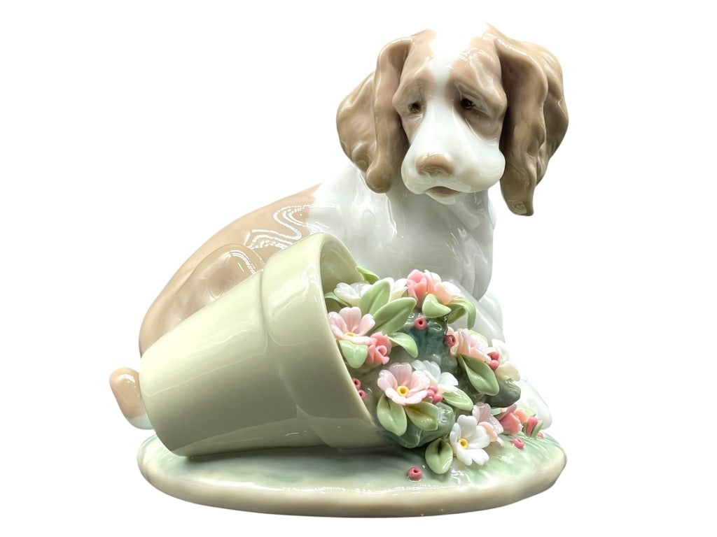 LLADRO IT WASN'T ME! PORCELAIN FIGURINE W BOX 4": *for alternative shipping options please go to www.dejavuauctionshipping.com -LLADRO COLLECTORS SOCIETY "TRAVESURA - IT WASN'T ME!" FIGURINE -This authentic Lladro Collectors Society porcelain figurin