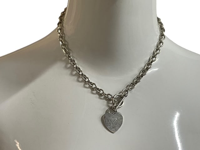 RETURN TO TIFFANY &CO 925 STERLING HEART NECKLACE: *For ALTERNATIVE SHIPPING QUOTES or local PICKUP details, please visit www.dejavuauctionshipping.com* DESCRIPTIONIconic heart tag engraved “Tiffany & Co. 925”Solid sterling silver (.925)Classi