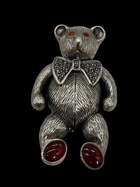 VINTAGE STERLING MARCASITE RUBY TEDDY BEAR PIN 21G: *For ALTERNATIVE SHIPPING QUOTES or local PICKUP details, please visit www.dejavuauctionshipping.com* VINTAGE STERLING TEDDY BEAR BROOCH/PIN RUBIES MARCASITE Marcasite and ruby eyes on this cutie Exce