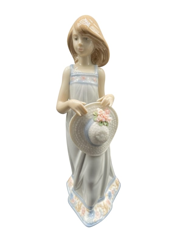 LLADRO #5643 GIRL WITH HAT & FLOWERS 9" FIGURINE (1 of 6)